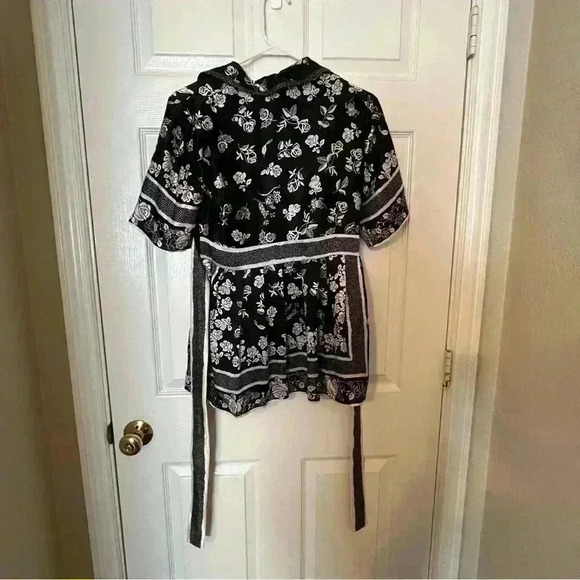 ECI silk blouse size 6 black & white floral design with tie back EUC - Picture 3 of 9